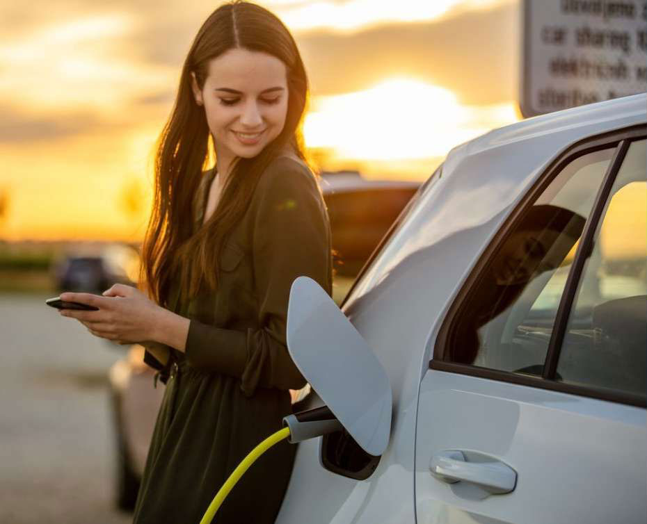 femme recharge voiture electrique