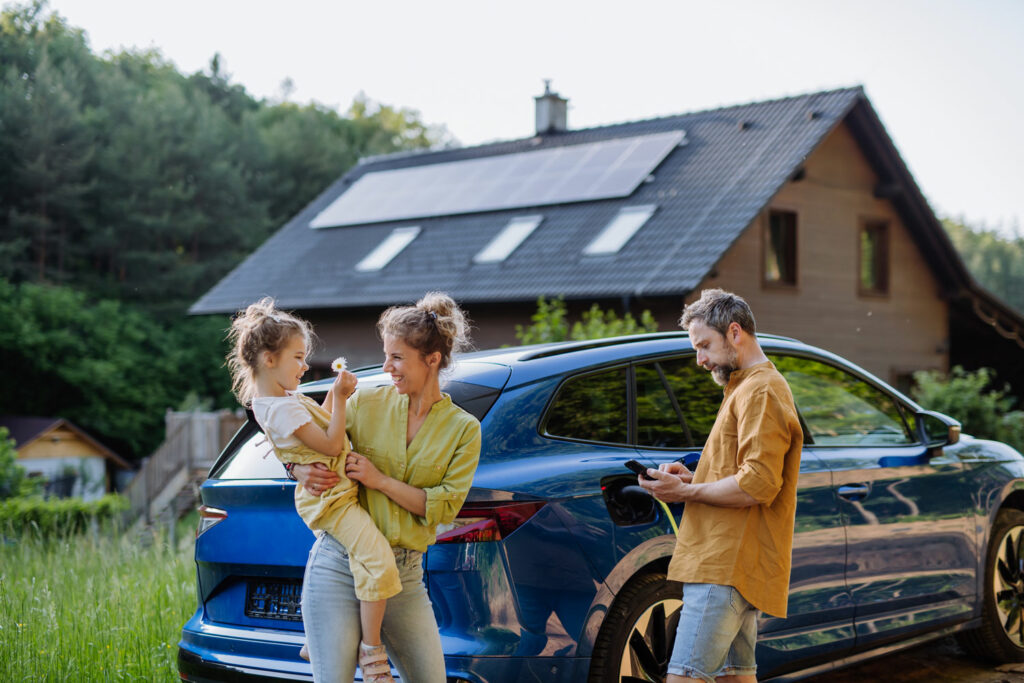 famille recharge voiture bleue